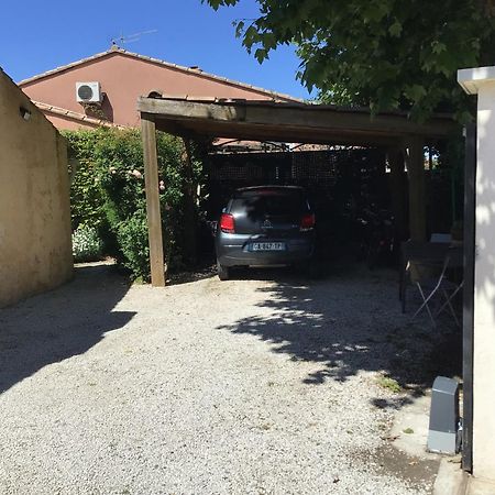 Une Chambre En Ville LʼIsle-sur-la-Sorgue Exteriör bild