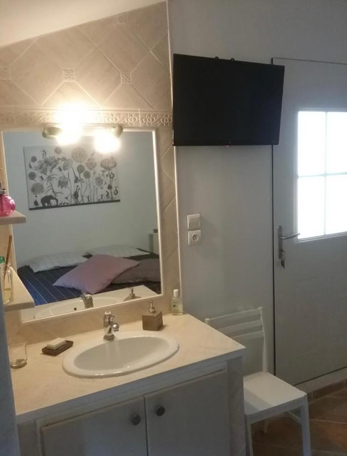 Une Chambre En Ville LʼIsle-sur-la-Sorgue Exteriör bild