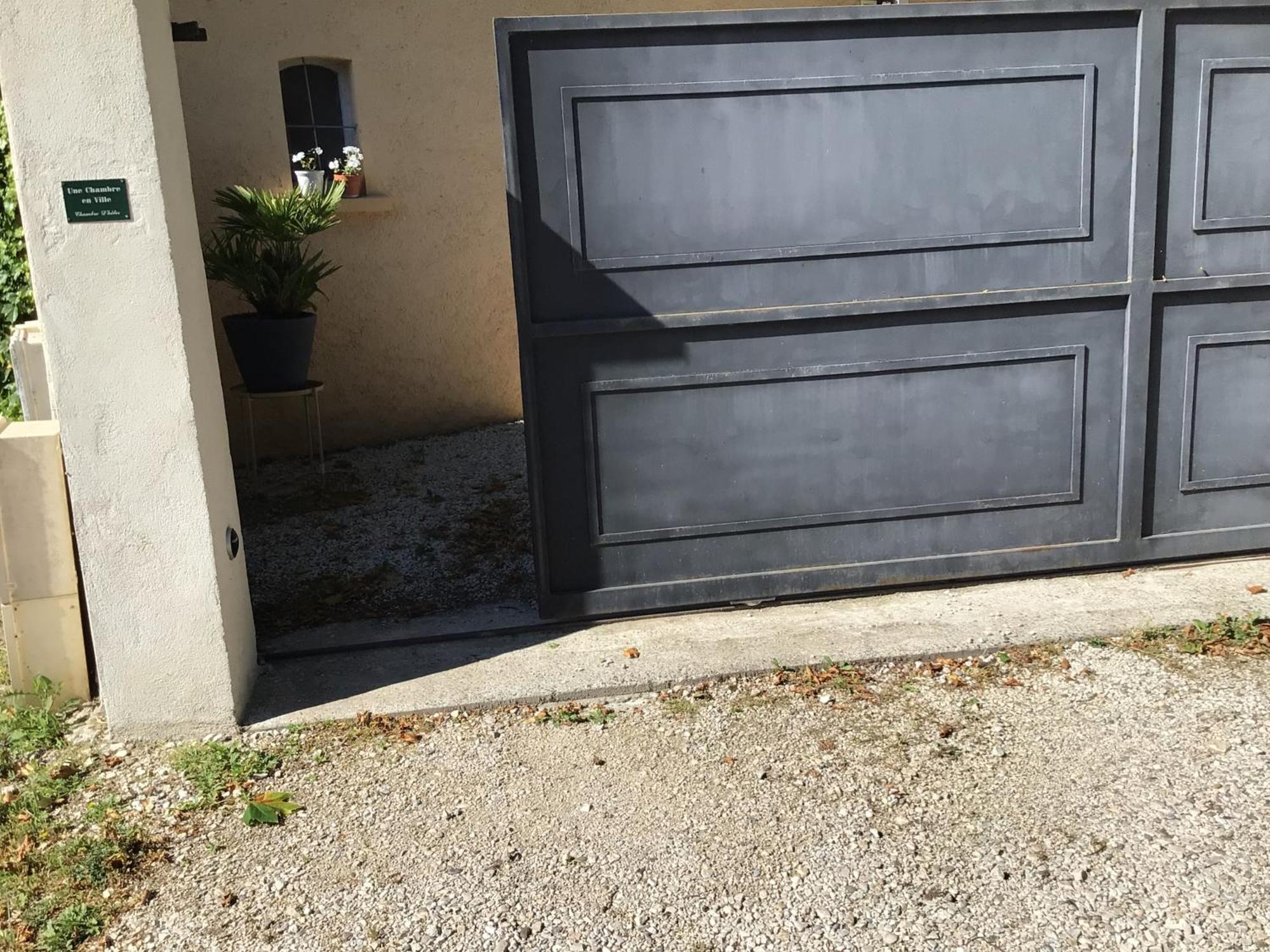 Une Chambre En Ville LʼIsle-sur-la-Sorgue Exteriör bild